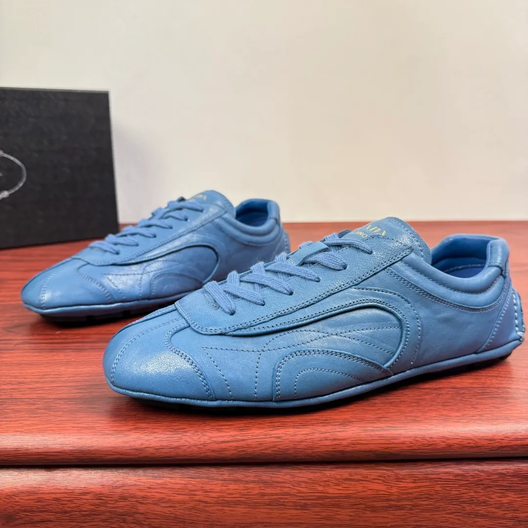 Batch 780 Prada/Prada Montecarlo Re-Edition 2005 Nappa sheepskin/nubuck leather sneakers, men's men's men's shoes for easy shipping! Featuring an antique finish, these sneakers combine style and comfort in a sophisticated and innovative design. The silhouette inspired by driving shoes is soft and flexible, and the deconstructed sole gives it a lightweight look and smooth aesthetic. Prominent top stitching enhances the sporty soul of this hybrid sneaker. It is paired with a lightweight and flexible rubber sole, a visible convex sole pattern embellishment, and a wrapped insole. The whole package! Size: 39-40-41-42-43-44 Leather shoe size Item number: 4E1165 Sheepskin blue